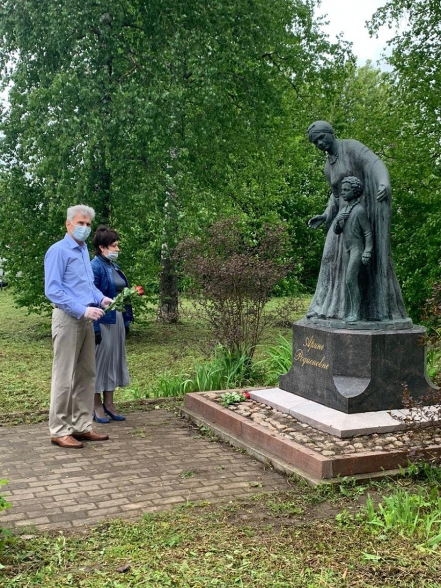 Памятник Арине Родионовне в Гатчине